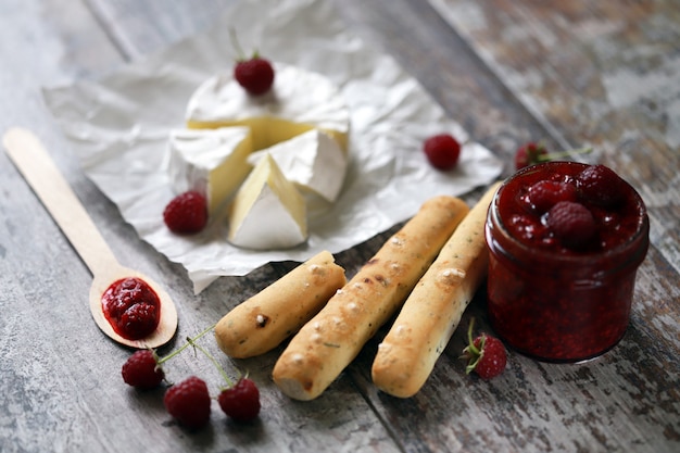 Queso Camembert con mermelada de frambuesa