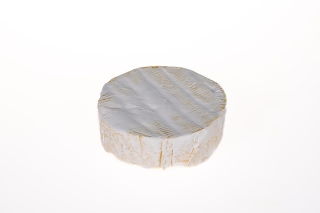 Queso Camembert moho blanco francés sobre fondo blanco.