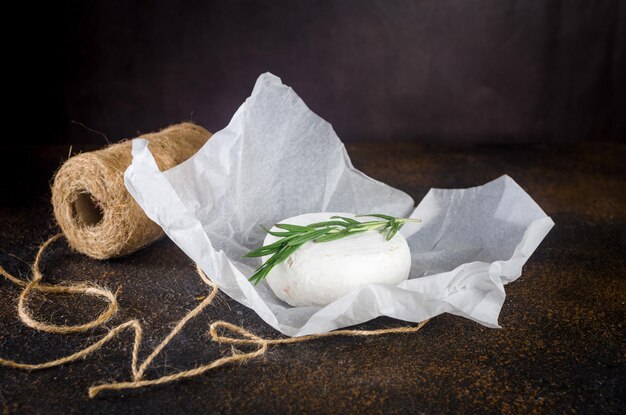 Queso camembert con moho blanco nueces miel y frutos secos Concepto cena o aperitivo