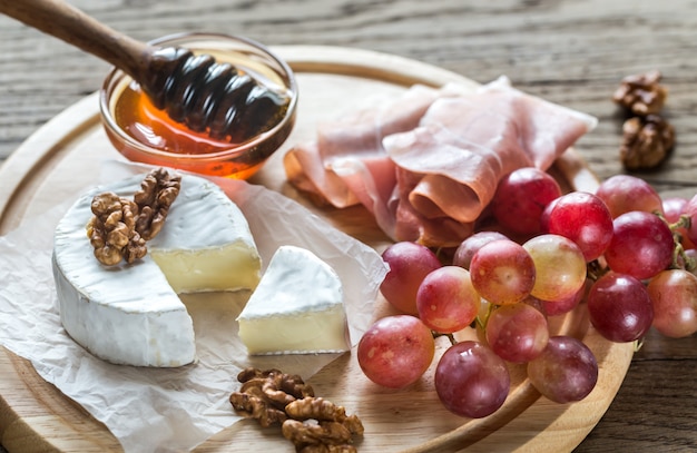 Queso Camembert con nueces y jamón serrano