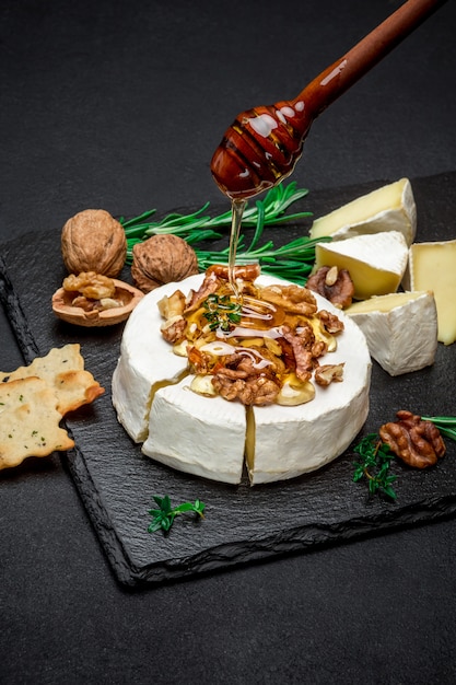 Queso Camembert y nueces sobre tabla de piedra