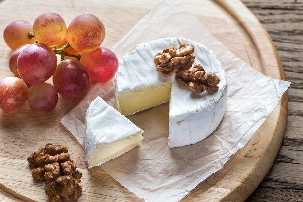 Queso Camembert con nueces y uva