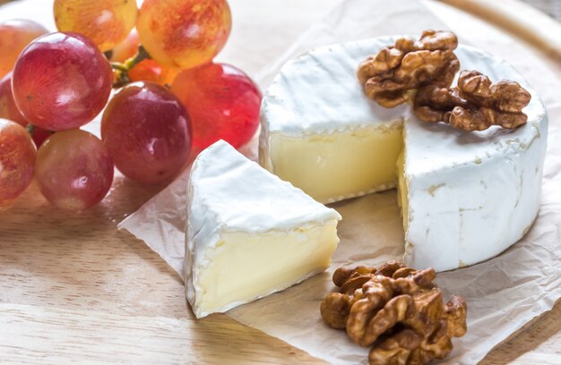 Queso Camembert con nueces y uva