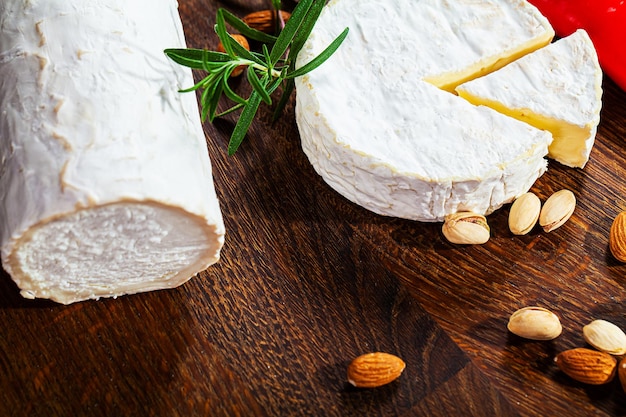 Queso camembert o brie sobre fondo de madera.