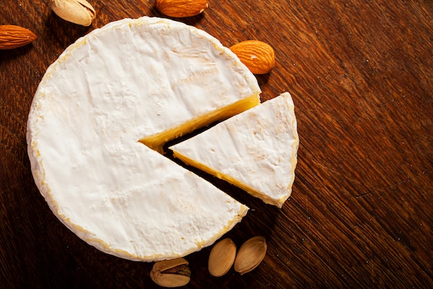 Queso camembert o brie sobre fondo de madera.