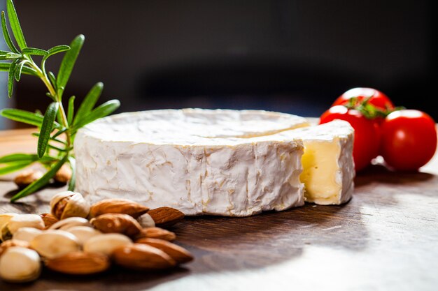 Queso camembert o brie sobre fondo de madera.