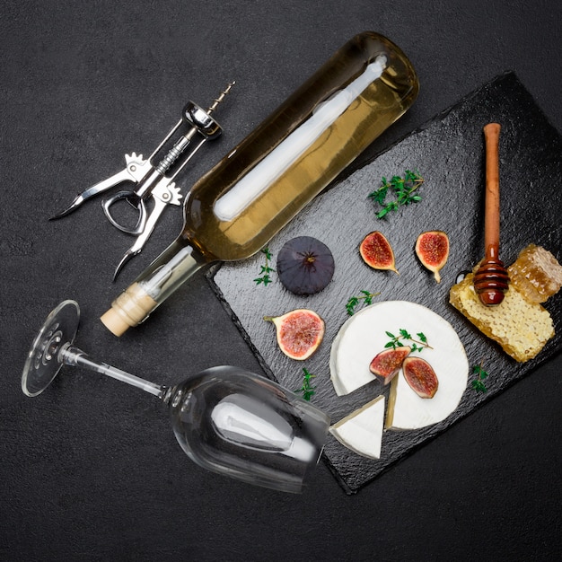 Queso Camembert y una rodaja cortada en piedra para servir