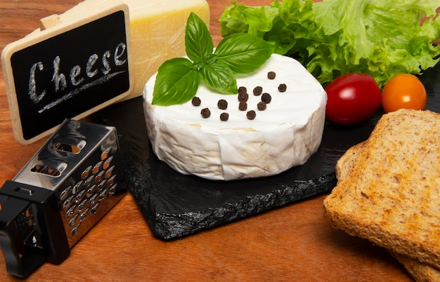 Queso camembert sobre tabla de madera