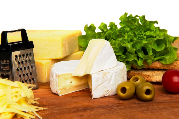 Queso camembert en tabla de cortar de madera