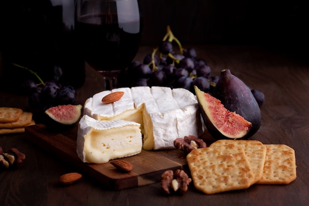 Queso camembert con vino, frutas y frutos secos.