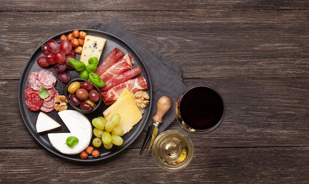 Foto queso carne antipasto de uvas y aceitunas