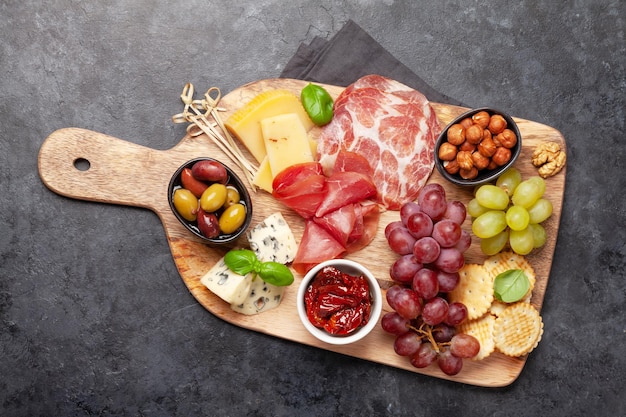 Foto queso carne antipasto de uvas y aceitunas