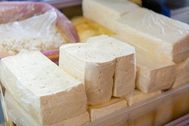 Queso casero fresco en el mercado