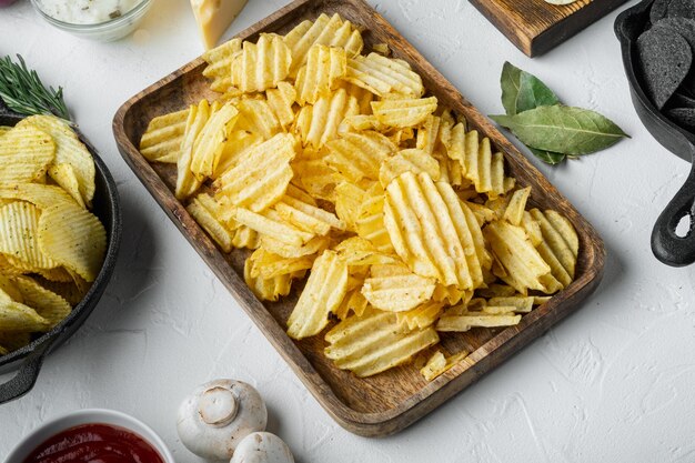 Con queso y cebolla, con salsa de tomate dip crema agria, sobre superficie de piedra blanca