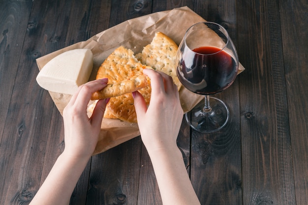 Queso y una copa de vino