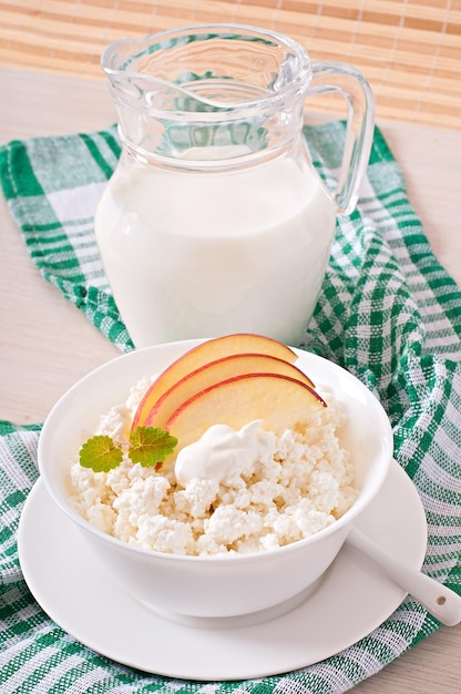 Queso cottage con manzanas y crema agria para el desayuno de cerca