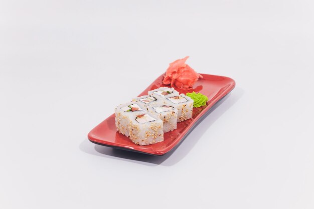 Queso de crema de salmón de cangrejo de nieve y rollos de pepino aislados sobre fondo blanco