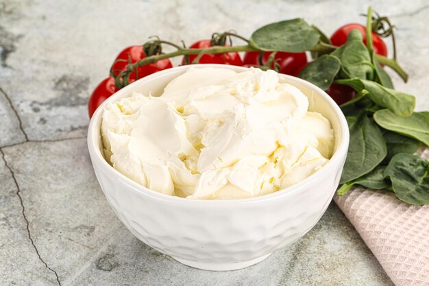 Queso crema suave en el tazón