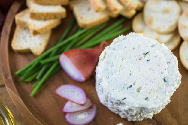 Queso cremoso de sabor suave con chalota y cebollino.