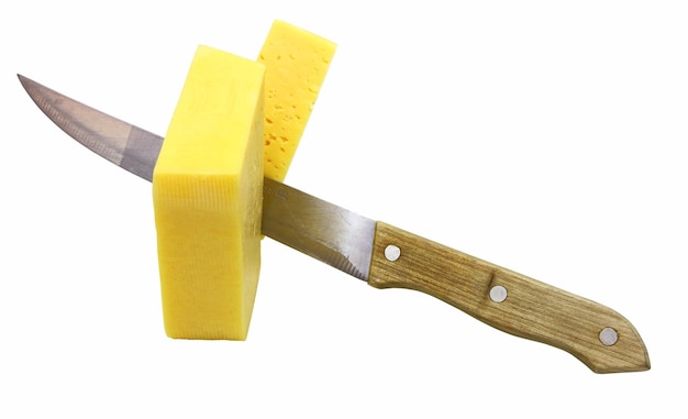 Queso con cuchillo en el fondo blanco.