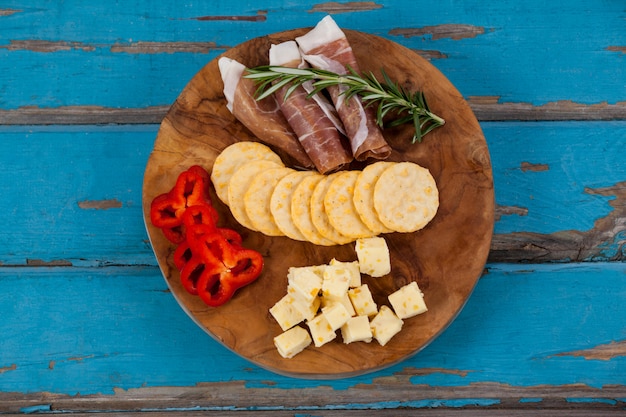 Queso con cuchillo sobre tabla de cortar