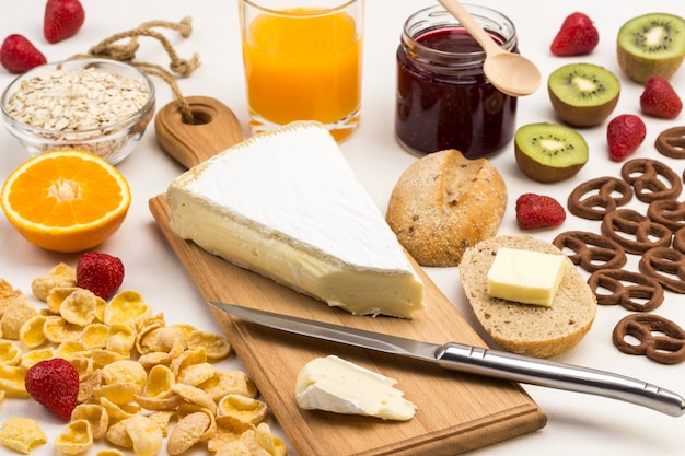 Queso y cuchillo sobre tabla de cortar