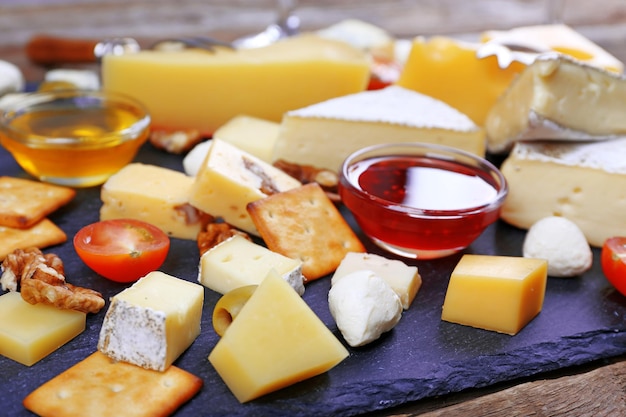 Queso para degustar en primer plano de la mesa de madera