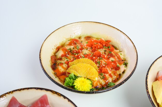 Queso Donburi de salmón ahumado sobre arroz japonés