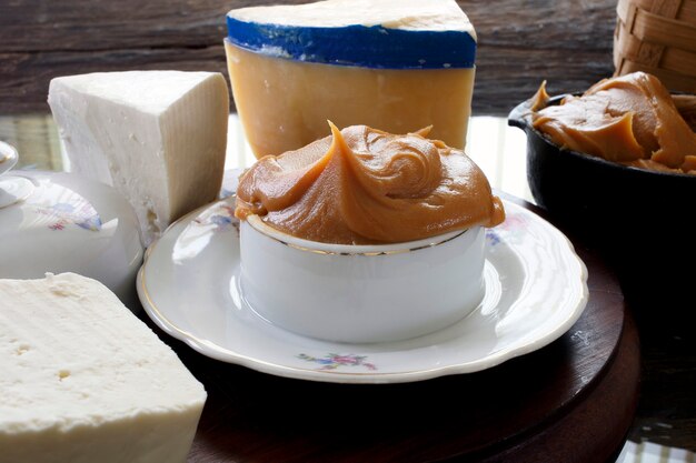 Queso con "Dulce de Leche" brasileño / Queso / Combinación de queso con 'salsa de caramelo de leche'