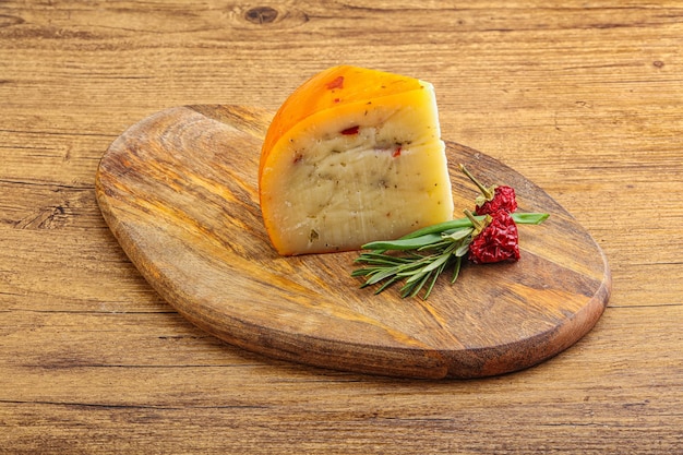 Queso duro con tomate seco