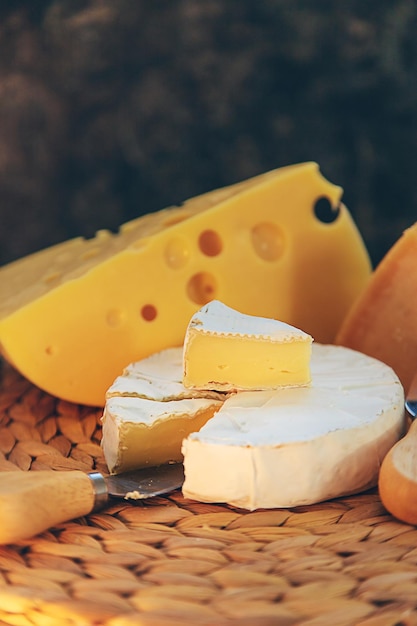 El queso está sobre la mesa Enfoque selectivo