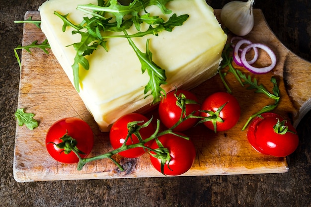 Queso Fesh con tomates en la mesa. Vista superior