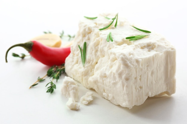 Queso feta aislado en blanco