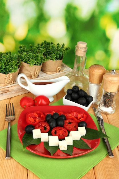 Queso feta en un plato decorado con especias y aceite en una mesa de madera sobre un fondo natural