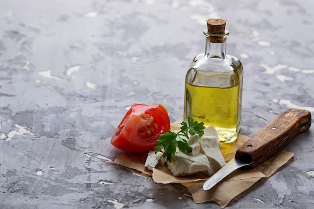 Queso feta con tomate y aceite.