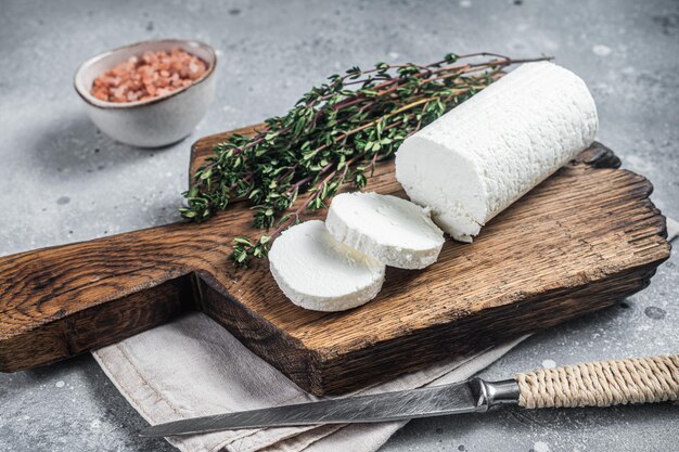 Queso fresco de cabra tierno con tomillo Fondo gris Vista superior