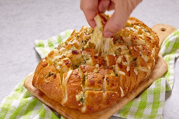 Queso fresco desmenuzado y pan de ajo