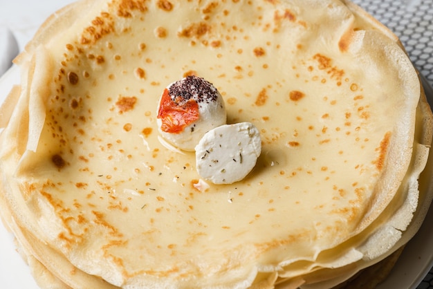 Queso fresco con Nigella, Kalindzhi, Sumy, Garam Masala y hojaldre frito