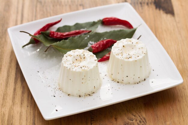 Queso fresco con pimienta en un plato blanco