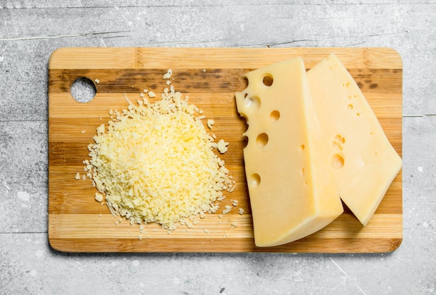 Queso fresco rallado en una tabla de madera