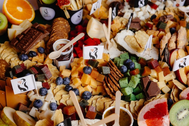 Queso con fruta en la mesa de aperitivo