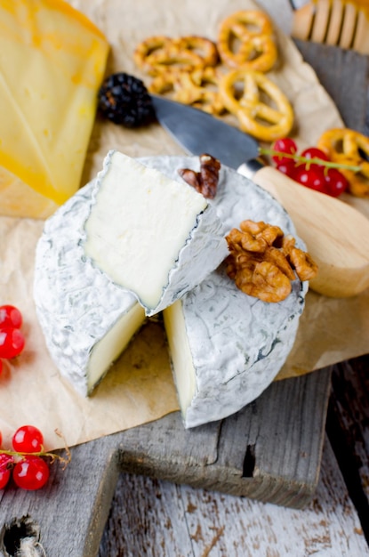 Queso con frutos secos de moho blanco y galletas saladas