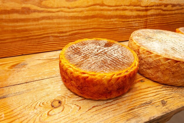 Queso de Fuerteventura en una tabla de madera sobre un fondo de madera.