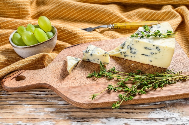 Queso gorgonzola francés con uvas