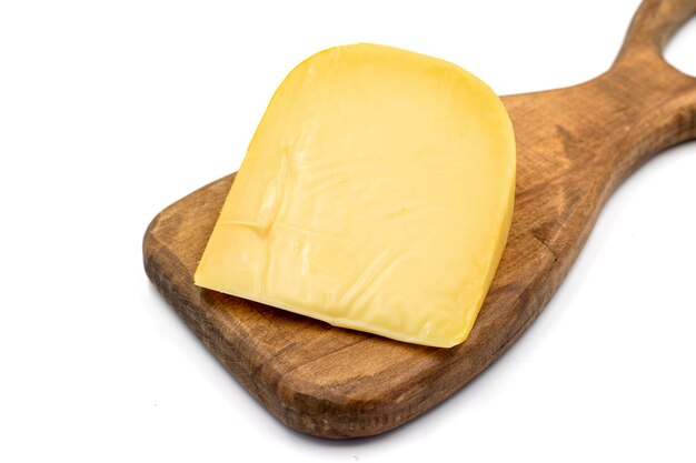 Foto queso de gouda amarillo queso de gouda holandés duro aislado sobre un fondo blanco de cerca