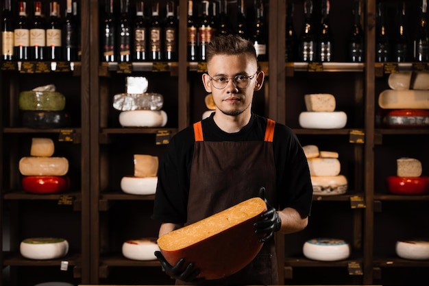 Foto queso gouda limitado en manos del sommelier de queso aperitivo sabroso trozo de queso para aperitivo