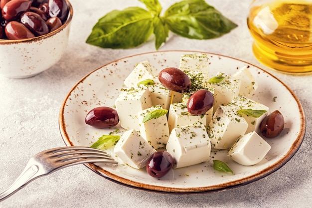 Queso griego feta con orégano y aceitunas