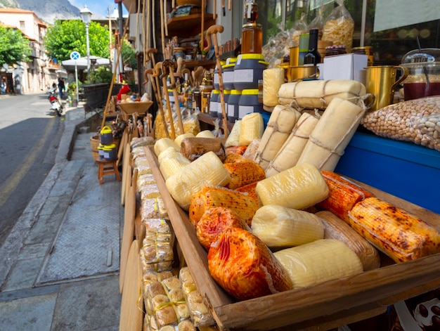 Queso griego Formaella, aceitunas, miel y otros productos griegos en Arachova, Grecia