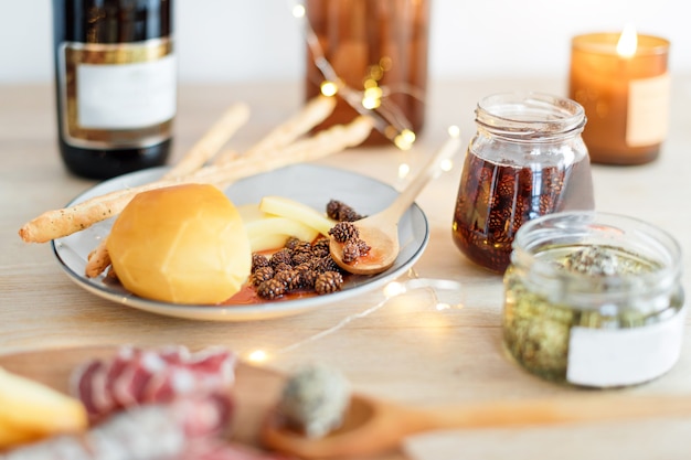 Queso, grissini, mermelada de piñas tiernas, champán y vela