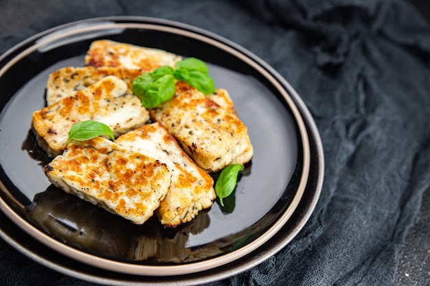 queso halloumi frito con albahaca comida saludable bocadillo en la mesa copia espacio fondo de comida